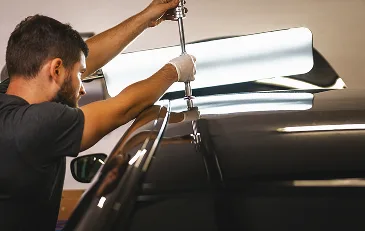 PDR technician using a reflection board